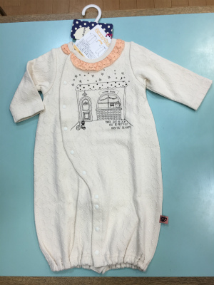 京都府南丹市に2店舗ある子供服から婦人服、学生服や礼服、数多くの洋服を取り揃えている衣料品店「まるわかや」です