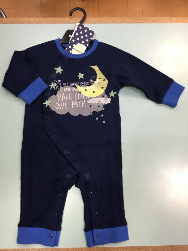 京都府南丹市に2店舗ある子供服から婦人服、学生服や礼服、数多くの洋服を取り揃えている衣料品店「まるわかや」です