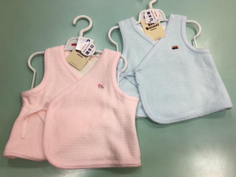京都府南丹市に2店舗ある子供服から婦人服、学生服や礼服、数多くの洋服を取り揃えている衣料品店「まるわかや」です
