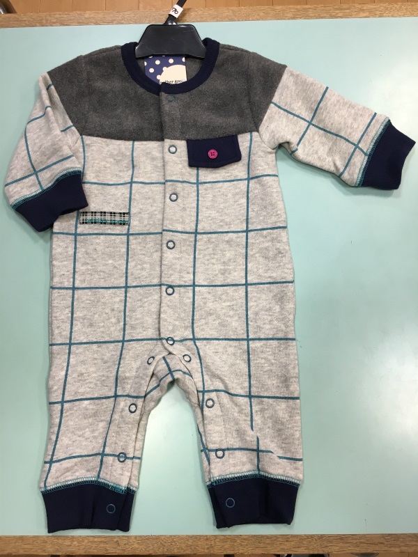 京都府南丹市に2店舗ある子供服から婦人服、学生服や礼服、数多くの洋服を取り揃えている衣料品店「まるわかや」です
