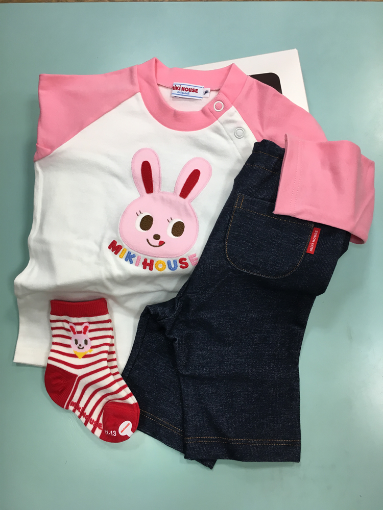 京都府南丹市に2店舗ある子供服から婦人服、学生服や礼服、数多くの洋服を取り揃えている衣料品店「まるわかや」です