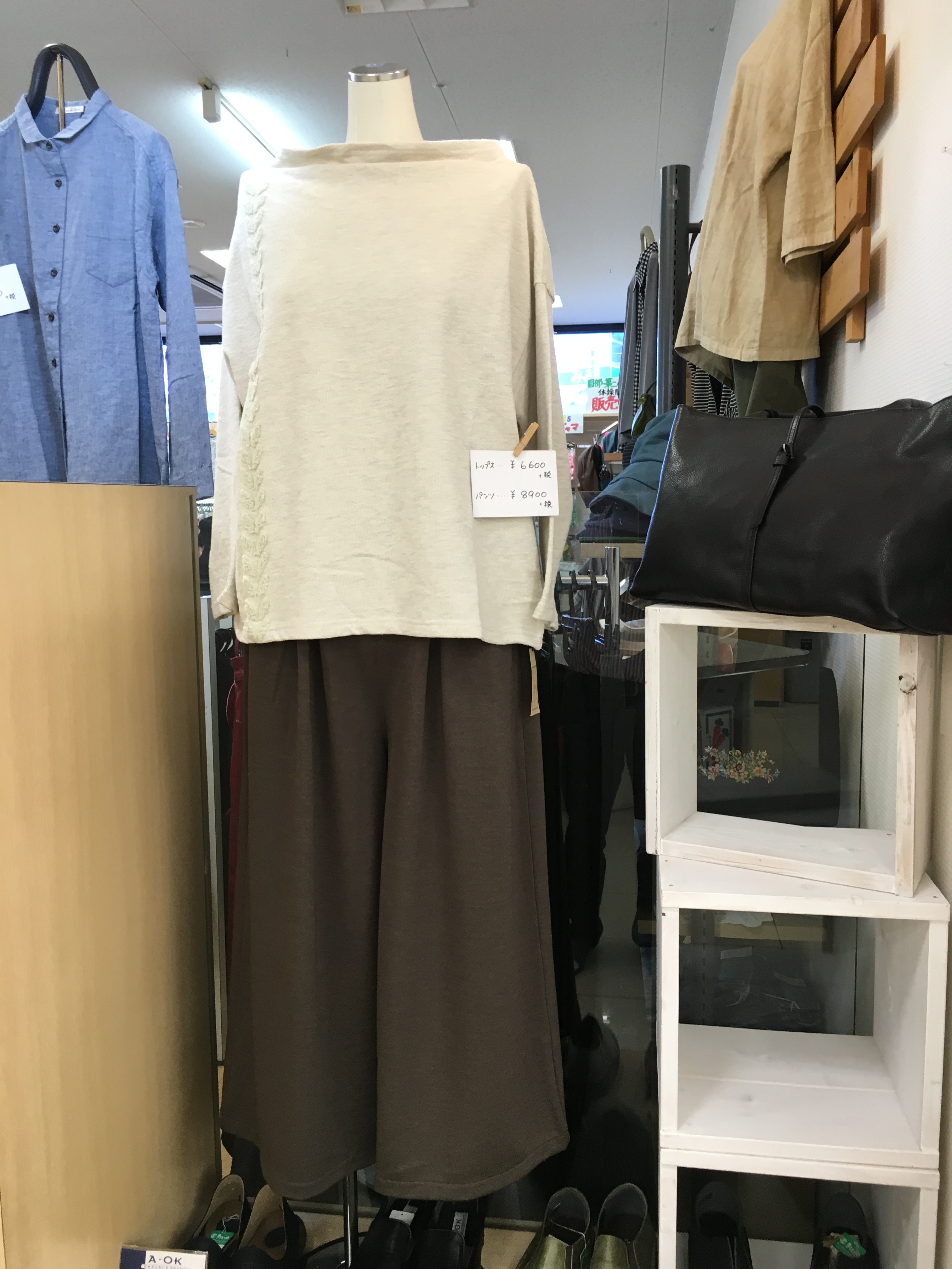 京都府南丹市に2店舗ある子供服から婦人服、学生服や礼服、数多くの洋服を取り揃えている衣料品店「まるわかや」です